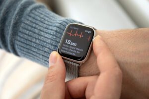EKG uygulamalı Apple Watch Series 4'lü erkek eli