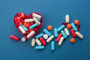 Pillen in een hartvormige container