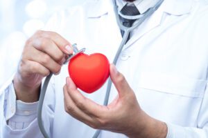 Hastanedeki bulanıklık ofisinde kırmızı kalp topunu kontrol edin