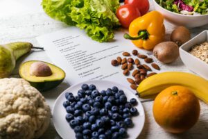 मेज पर ताज़ा स्वस्थ भोजन के साथ संतुलित आहार योजना