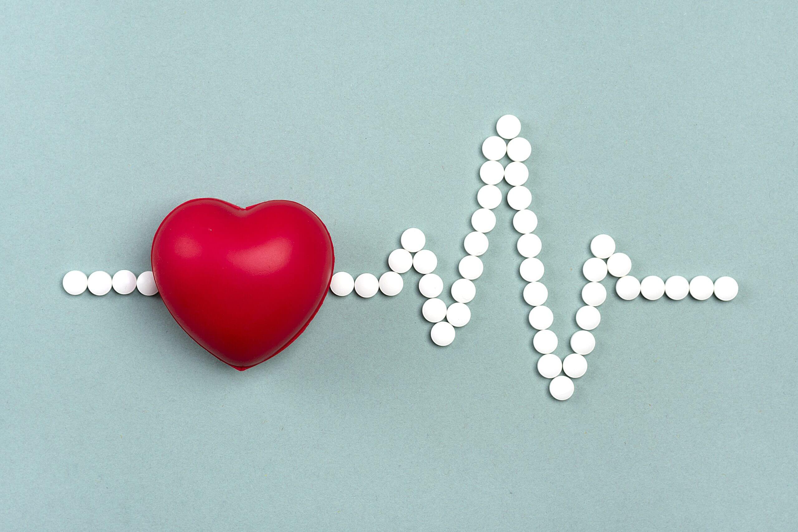 сердечные медицинские таблетки в виде кардиограммы